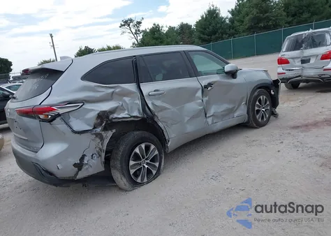 2022 Toyota Highlander Xle z USA, uszkodzony, nr VIN 5TDHZRBH0NS583559